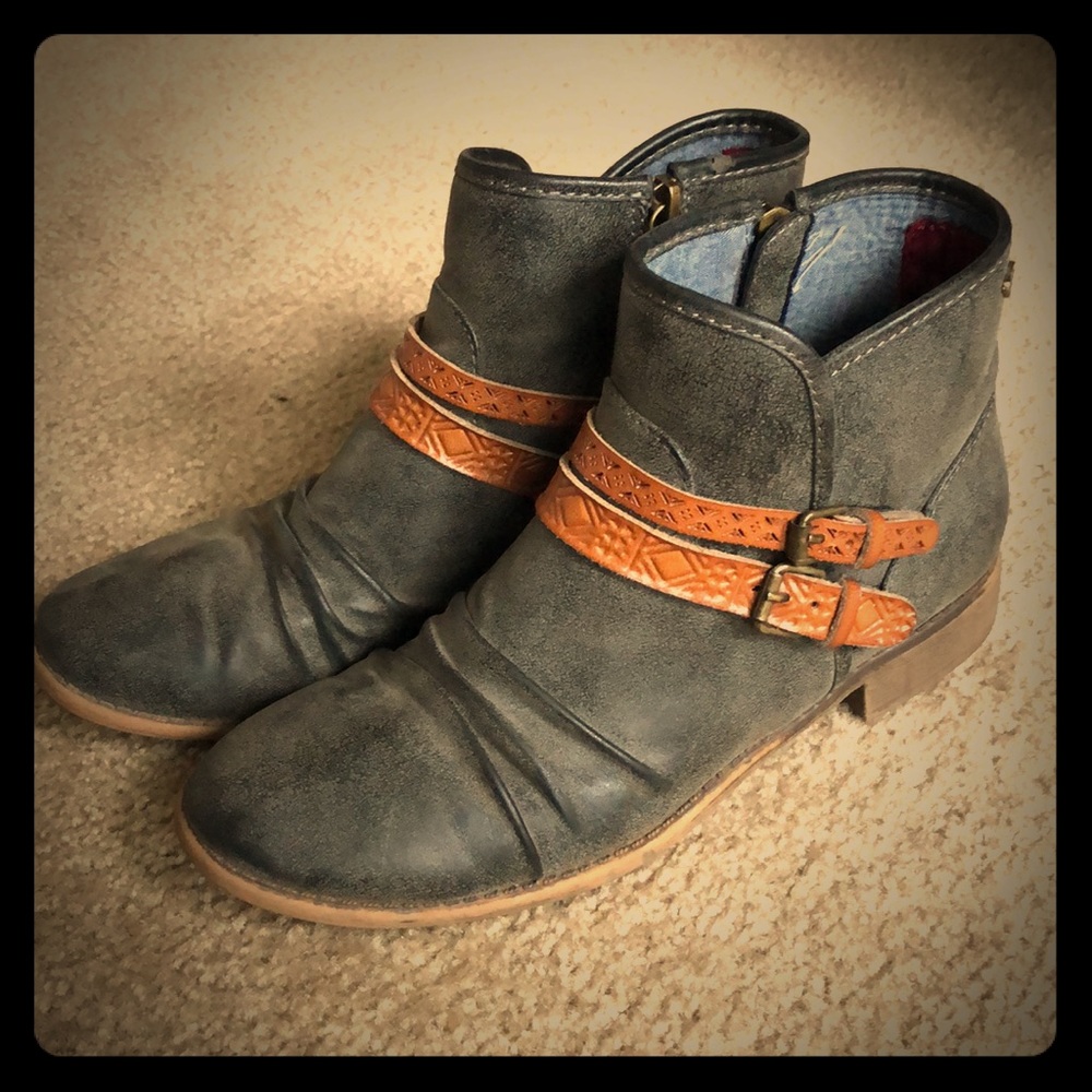 Roxy distressed booties gray